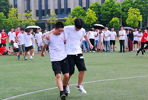蒲公英外语学校操场