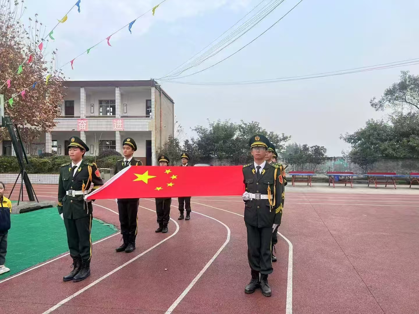 重庆立仁素质教育学校升旗