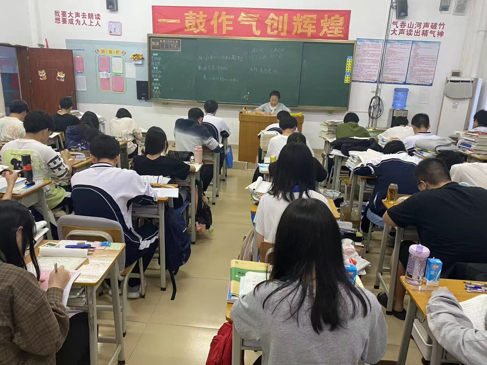 南天复读学校课堂